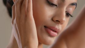 Tonifica, rassoda e minimizza le rughe. Questo set all in one è tutto ciò che ti serve per la tua skincare routine anti età