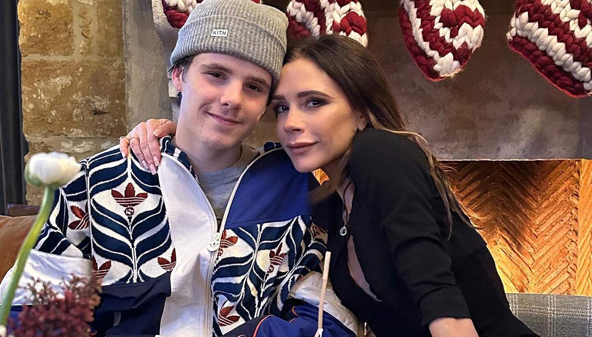Vic Beckham è di nuovo Posh Spice: canta Viva Forever accompagnata dal figlio