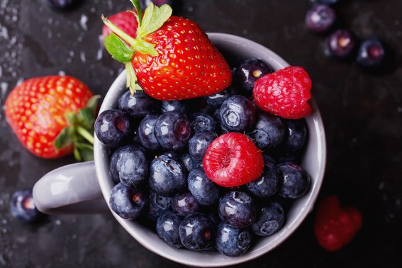 Cacao, mele, frutti di bosco: i flavonoli (anche a basse dosi) aiutano la memoria e sono antistress