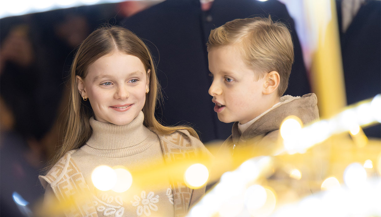 charlene di monaco accende il natale coi figli alberto serata complice con emanuele filiberto di savoia