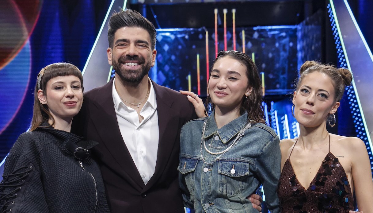 Gianluca Gazzoli e le tre vincitrici della prima serata di Sanremo Giovani 2025