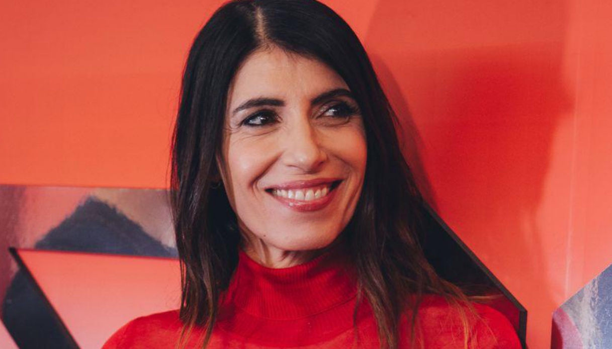 Giorgia sensuale e passionale al quarto live di X Factor, il look rosso fuoco è una visione Giorgia sensuale e passionale al quarto live di X Factor, il look rosso fuoco è una visione