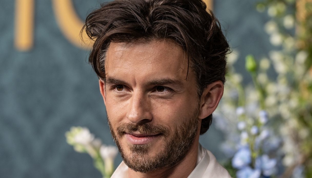 Chi è Jonathan Bailey, eletto l’uomo più sexy del mondo: 5 curiosità che (forse) non conosci