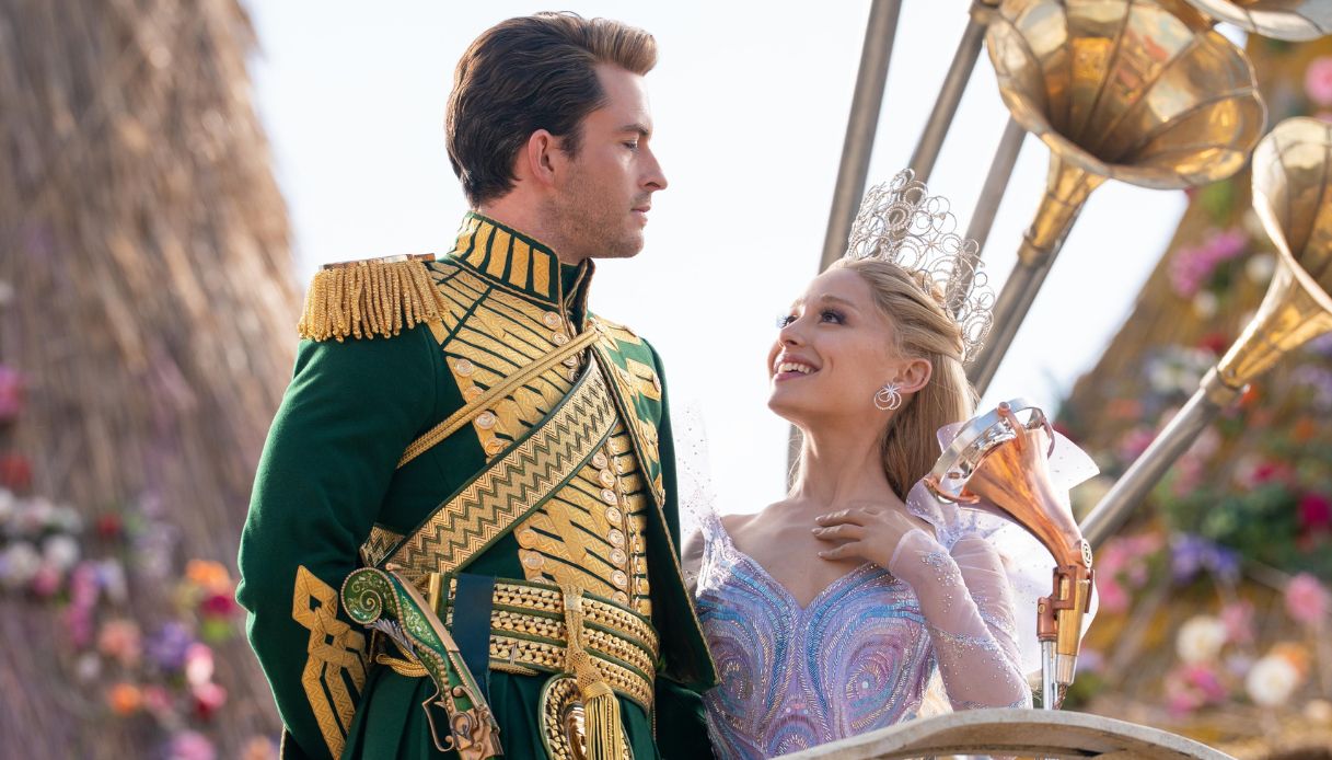 Jonathan Bailey in "Wicked" con Ariana Grande