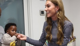 Kate Middleton, il bimbo le prende il dito: momento di tenerezza pura
