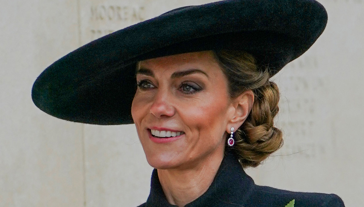 Kate Middleton interrompe il programma e lascia tutti sbalorditi Kate Middleton interrompe il programma e lascia tutti sbalorditi