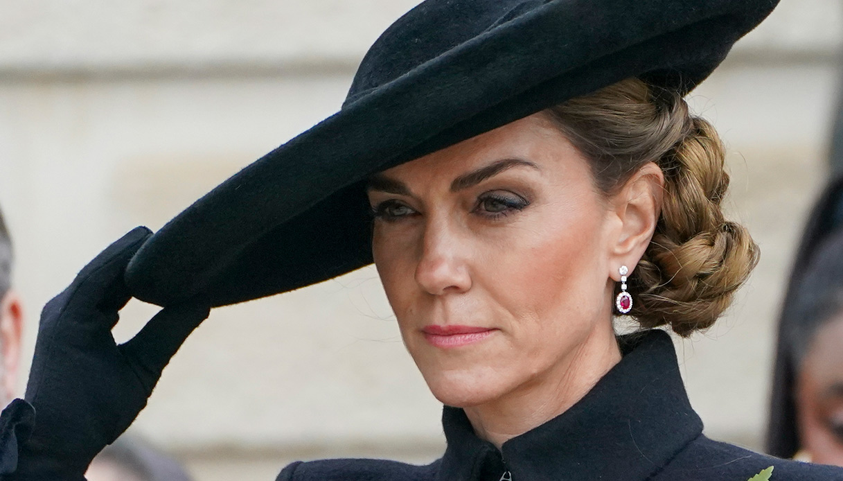kate middleton austera cappotto militare e maxi cappello che le nasconde il viso non vi dimenticheremo