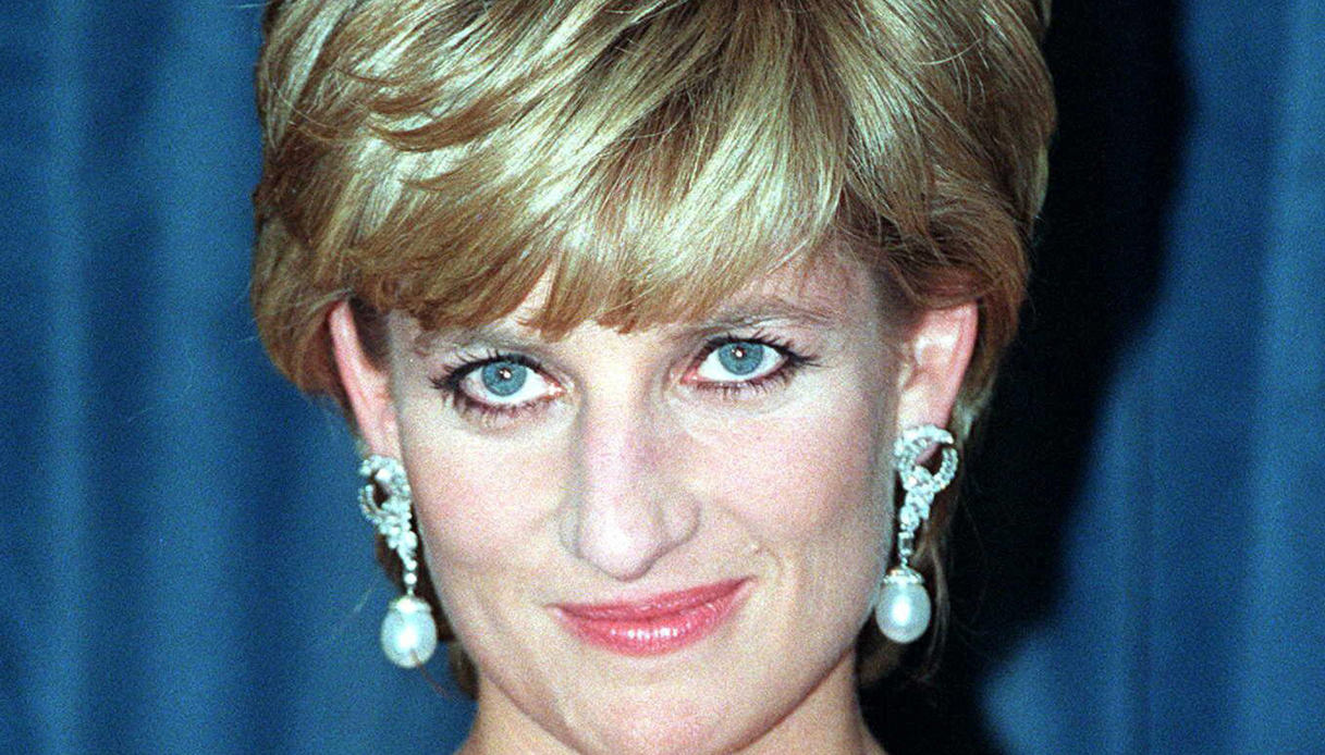 lady diana in revenge dress al museo delle cere di parigi chi c8217232 al suo fianco