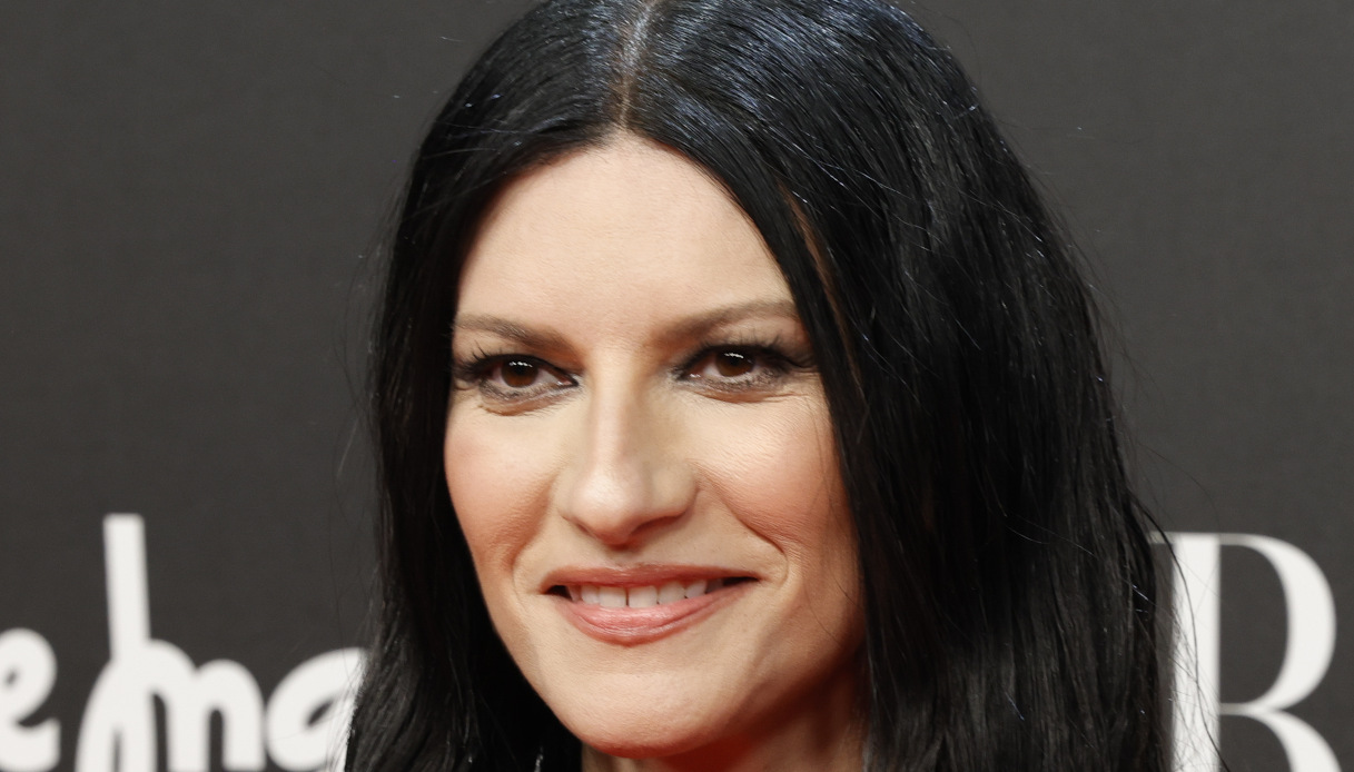 Laura Pausini si prende una pausa dai social, il suo staff spiega i motivi