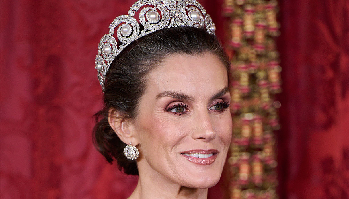 letizia di spagna con la tiara di cartier ma i sandali sono un errore fatale