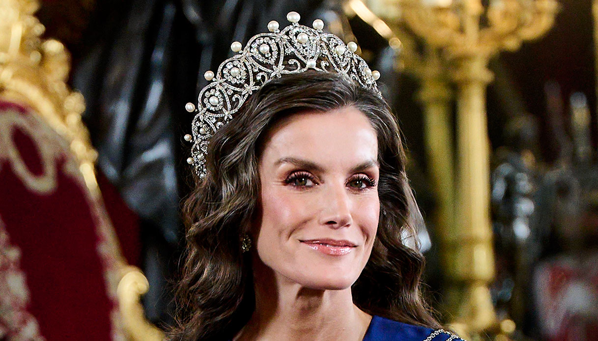 Letizia di Spagna, il trionfo dell’eccesso: capelli ricci, tiara inestimabile e maxi abito Letizia di Spagna, il trionfo dell’eccesso: capelli ricci, tiara inestimabile e maxi abito