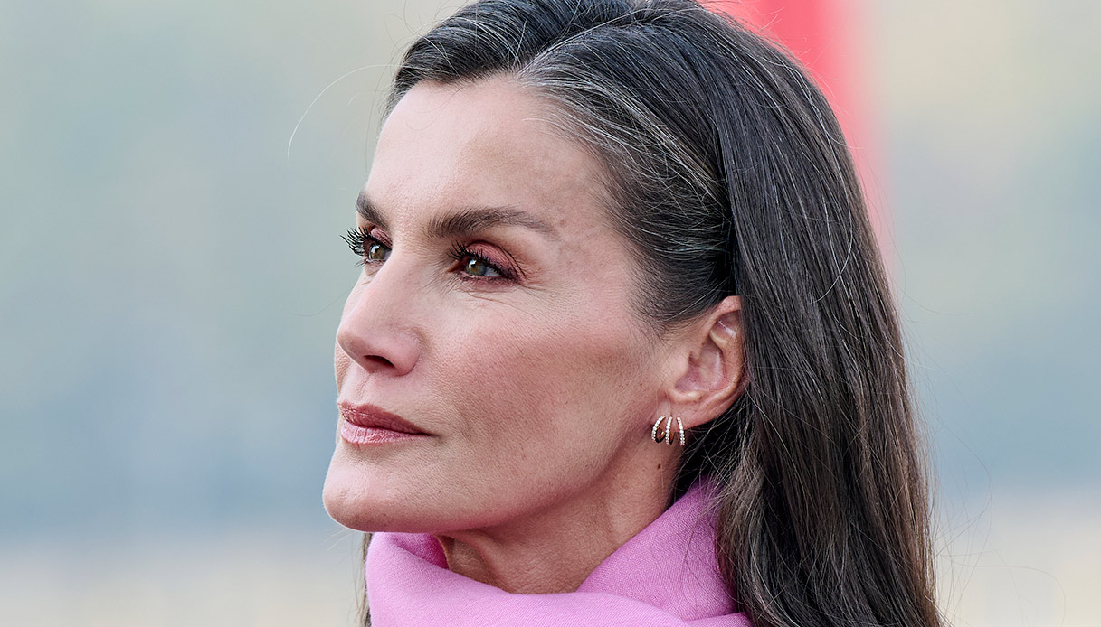 Letizia di Spagna conquista la Cina: cappotto gioiello ricamato da 5.170 euro Letizia di Spagna conquista la Cina: cappotto gioiello ricamato da 5.170 euro