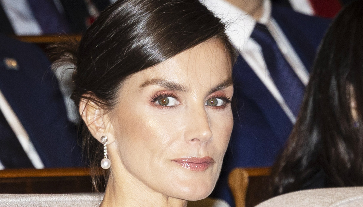 letizia di spagna furore in cina niente tiara alla cena di gala ma l8217abito 232 spettacolare