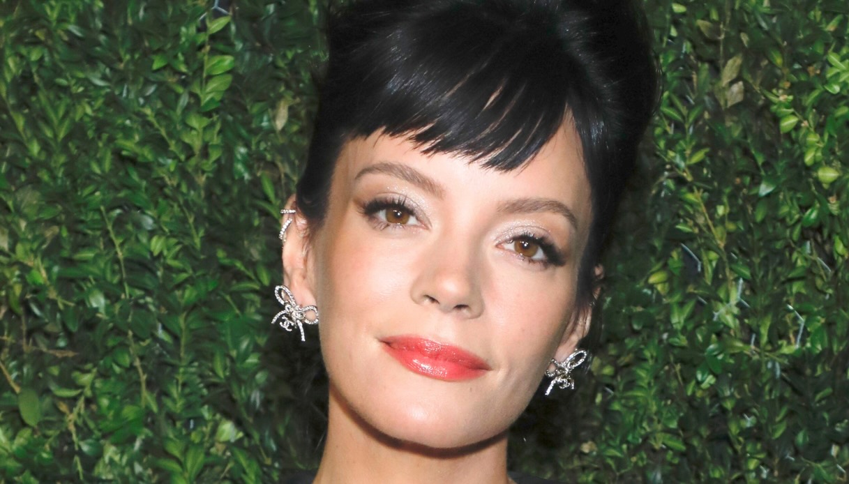 Lily Allen si prende la rivincita: travestita da amante di David Harbour e un album che dice tutto