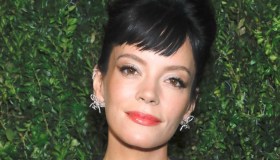 Lily Allen si prende la rivincita: travestita da amante di David Harbour e un album che dice tutto