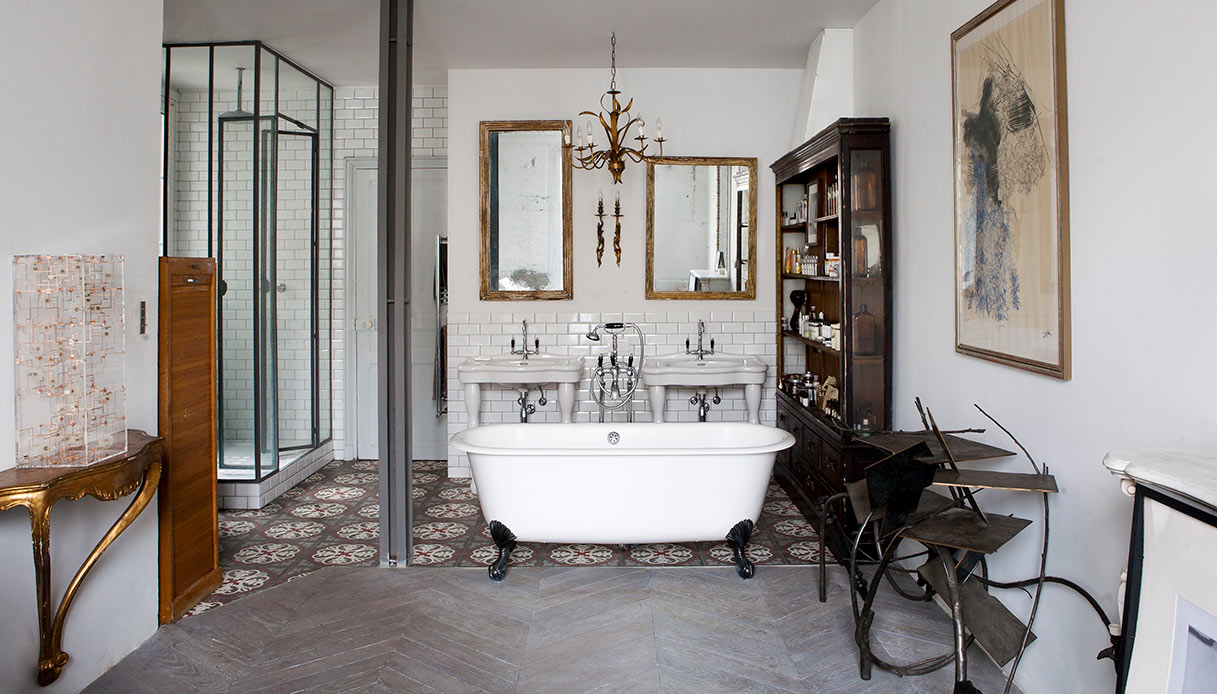 Bagno della Maison Lombrail con vasca freestanding, doppi lavabi e credenza in legno