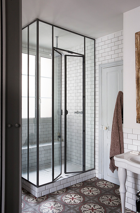 Box doccia con telaio nero e piastrelle bianche a mattoncino nel bagno della Maison Lombrail