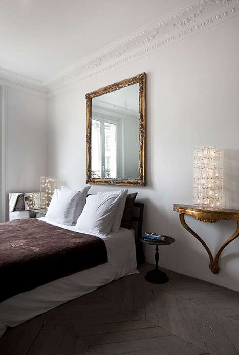 Camera da letto della Maison Lombrail con specchio dorato e toni neutri