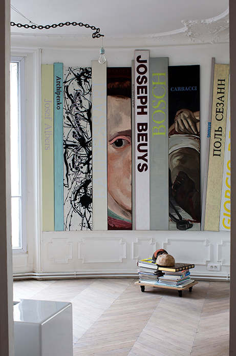 Pannelli artistici che imitano dorsi di libri nel corridoio della Maison Lombrail