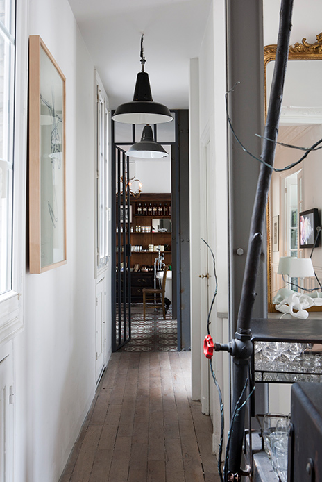 Corridoio stretto con vista sulla cucina nella Maison Lombrail