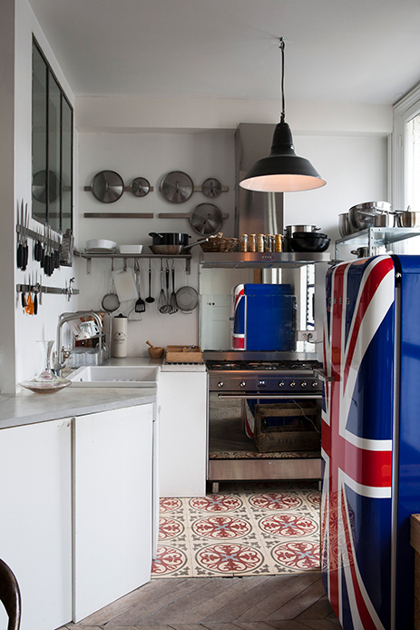 Cucina con scaffali industriali e frigorifero Smeg Union Jack