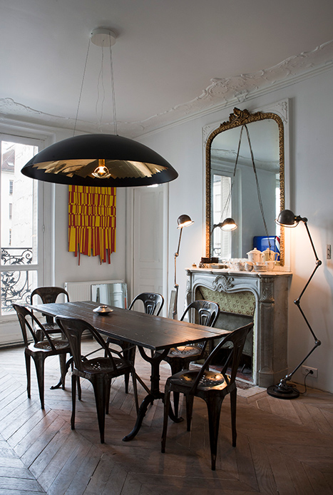 Sala da pranzo della Maison Lombrail con tavolo vintage e grande lampada nera