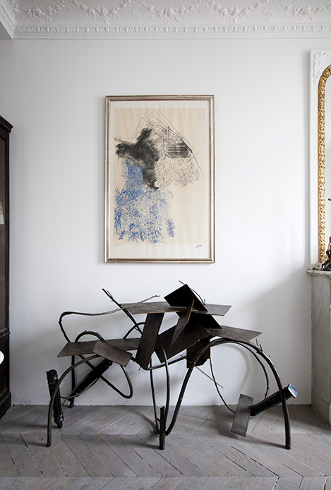 Scultura in metallo appoggiata a parete nella Maison Lombrail
