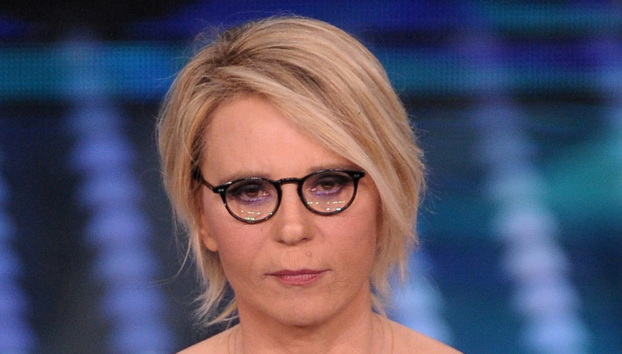 Anticipazioni Amici del 2 novembre, le scuse di Maria De Filippi e un ritiro inaspettato