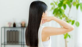 Capelli lisci come spaghetti. Il sogno diventa realtà grazie a una maschera già virale