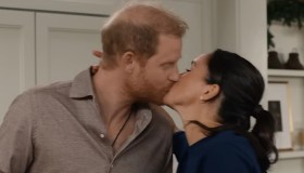 Re Carlo si vergogna, la confessione spregiudicata di Meghan Markle e il bacio a Harry