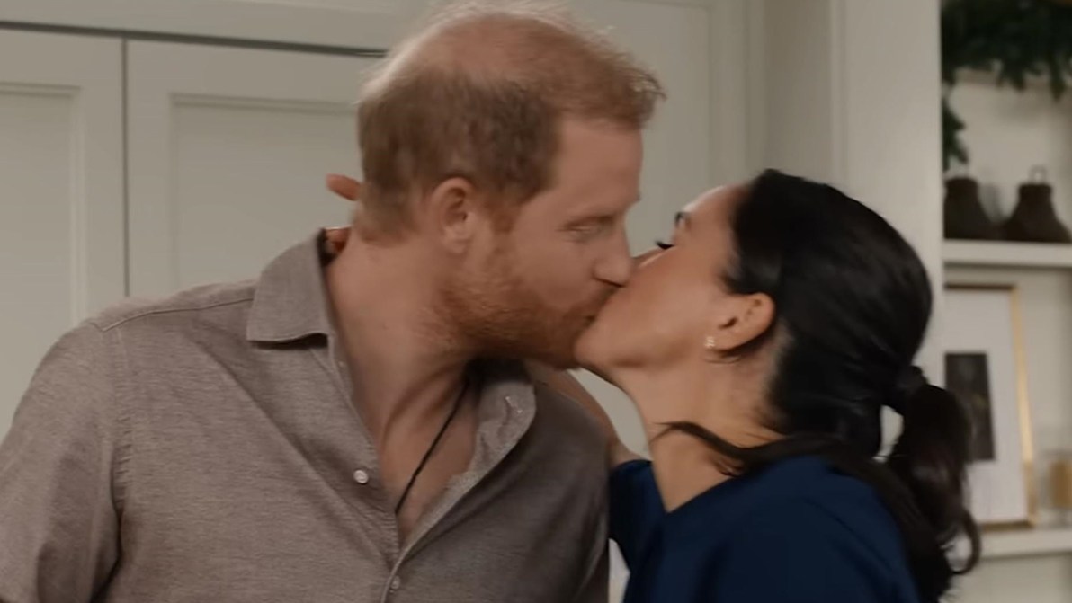 Re Carlo trema, Meghan Markle e Harry annunciano un nuovo matrimonio in tv
