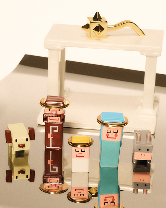 Personaggi del presepe Miracolo! di Alessi con figure pixelate e dettagli dorati in stile digitale.