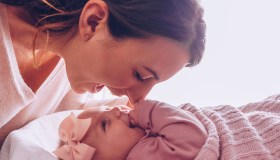 Mamma e neonato, il legame che nasce con il “Mutual Gaze” e come controllare la vista dei piccoli