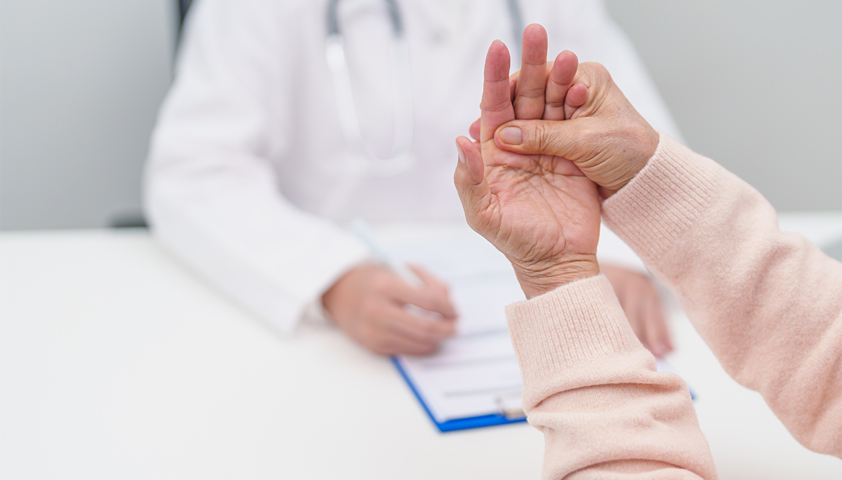 Parkinson, non solo tremore: come sospettare ed affrontare la malattia dai mille volti