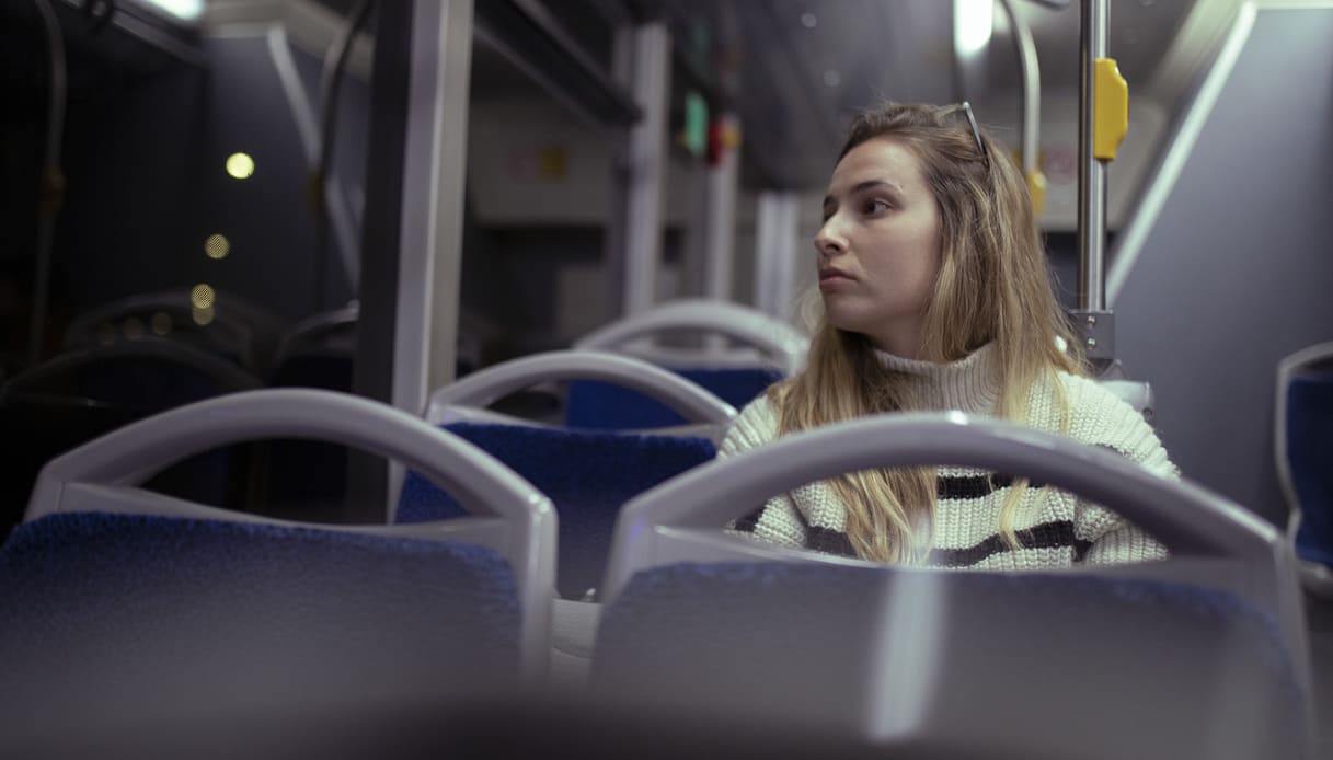 Ho paura di rientrare a casa da sola la sera. Perché accade e cosa possiamo fare