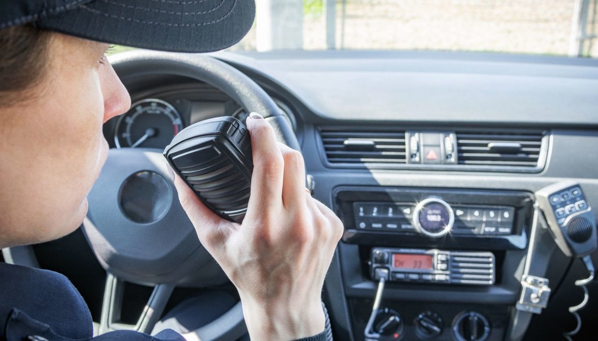Il poliziotto va in pensione, la figlia risponde all’ultimo saluto via radio: “Proverò a continuare quello che hai iniziato” Il poliziotto va in pensione, la figlia risponde all’ultimo saluto via radio: “Proverò a continuare quello che hai iniziato”