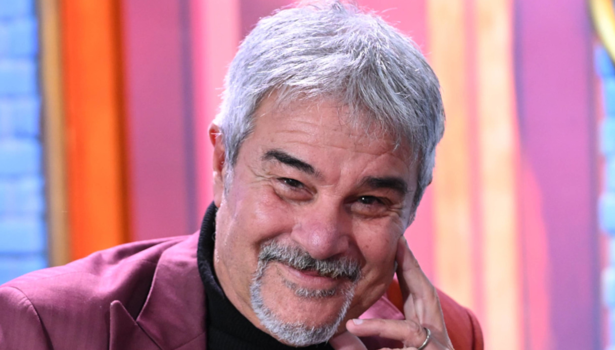 Pino Insegno si commuove a Ciao Maschio ricordando la madre: “Mi manca ogni giorno” Pino Insegno si commuove a Ciao Maschio ricordando la madre: “Mi manca ogni giorno”