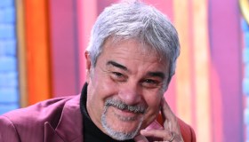 Pino Insegno si commuove a Ciao Maschio ricordando la madre: “Mi manca ogni giorno”