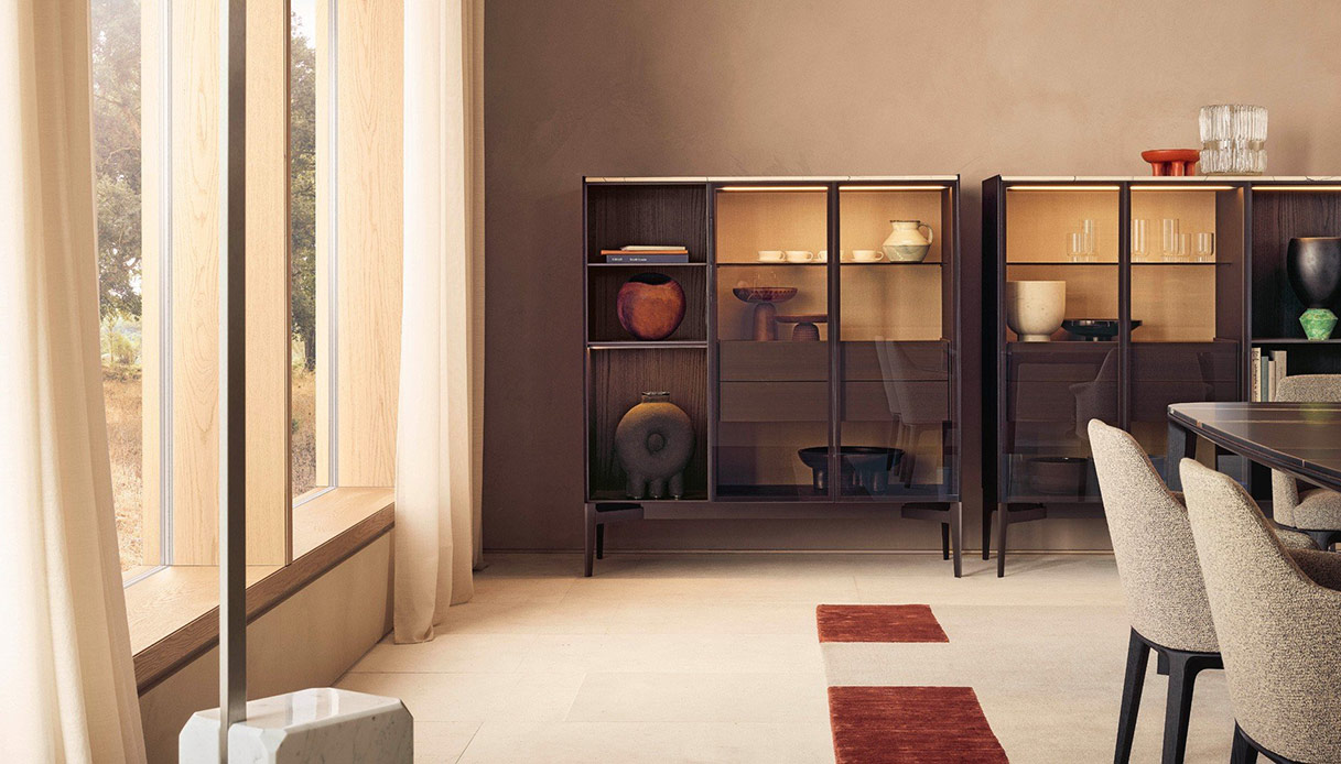 Credenze vetrina in legno scuro con ripiani illuminati in soggiorno elegante