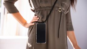 Ora che la moda luxury ha lanciato il porta-smartphone, che sostituisce la borsa, scommettiamo che lo vorrete tutti?