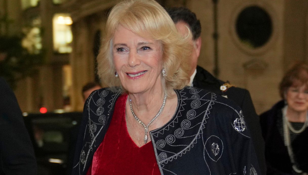Re Carlo, Camilla gli ruba la giacca: lo splendido look vintage della Regina