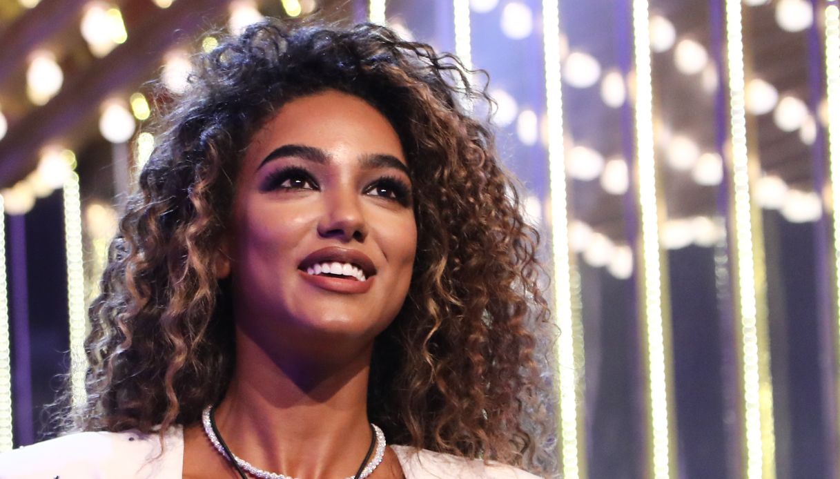 La ruota della Fortuna, Samira Lui invia un messaggio segreto a Gerry Scotti: “Sei deliziosa” La ruota della Fortuna, Samira Lui invia un messaggio segreto a Gerry Scotti: “Sei deliziosa”