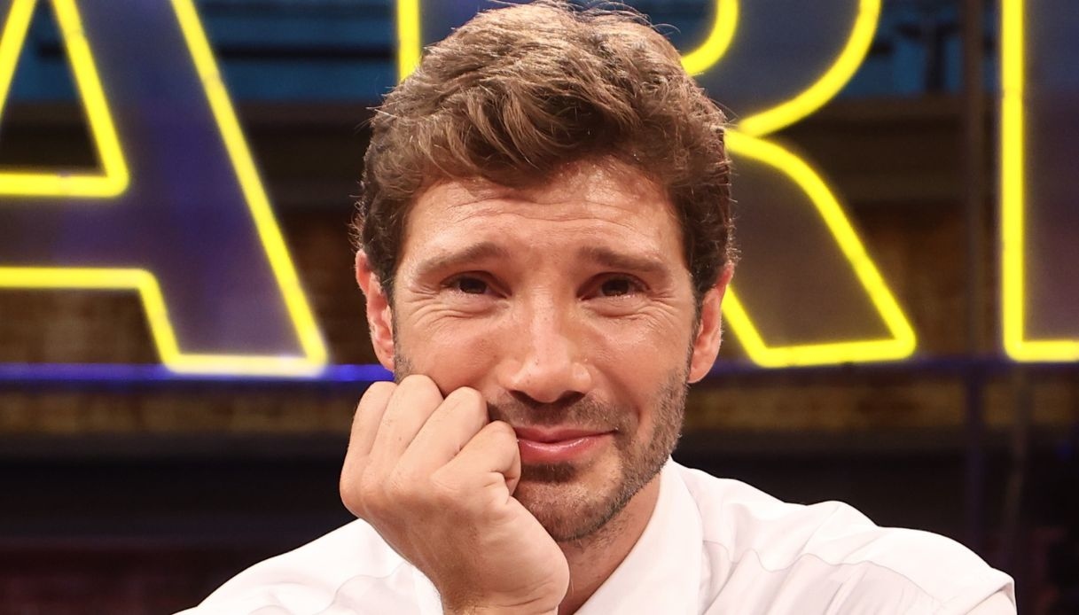 Affari Tuoi, Herbert fa il suo show. Poi Stefano De Martino si prende uno “schiaffone”