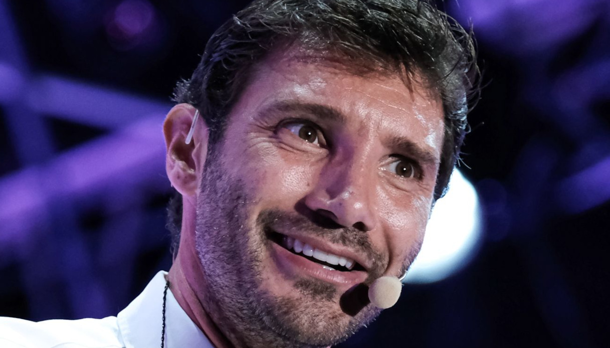 Stefano De Martino, il padre Enrico riceve il Premio Salerno Danza: “Ho smesso per lui” Stefano De Martino, il padre Enrico riceve il Premio Salerno Danza: “Ho smesso per lui”
