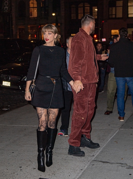 Taylor Swift, l’arte del sedurre in total black e calze di pizzo