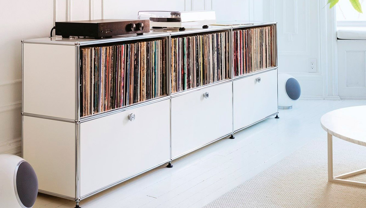 Credenza bianca USM Haller con vinili esposti