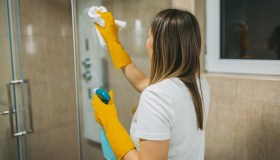 Vetri della doccia, il trucco della carta da forno per farli risplendere