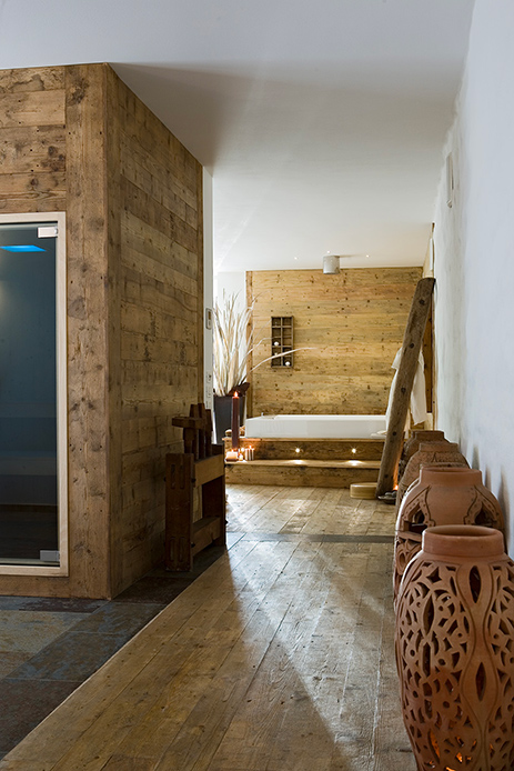 Area wellness Villa Enego con legno di recupero e vasca in stile naturale