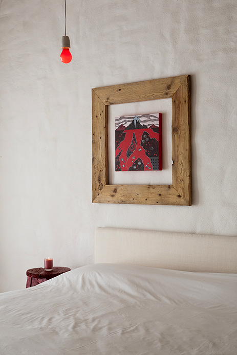 Camera del fuoco Villa Enego con quadro rosso e cornice in legno