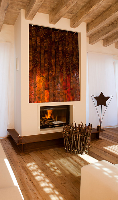 Camino artistico Villa Enego con pannello in legno e decorazione a rami